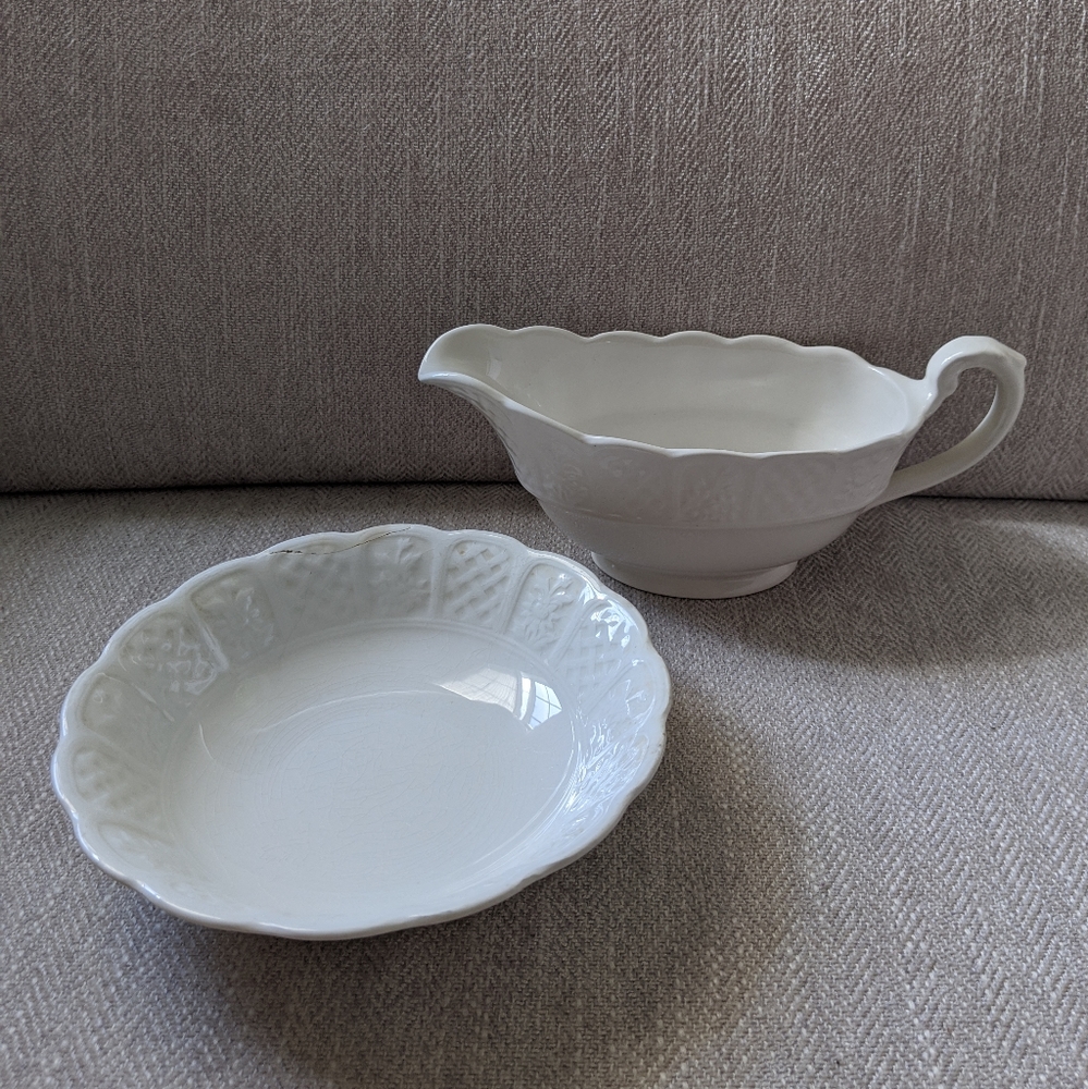 Royal cauldron gravy boat and bowl set
